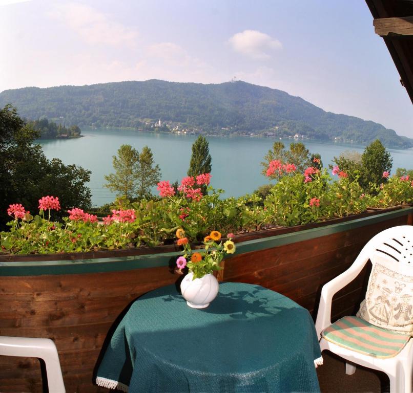 Ferienwohnungen Salmen Portschach am Woerthersee Bilik gambar